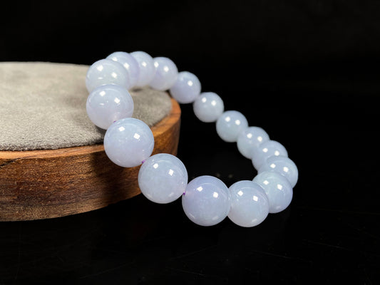 A pale lilac gleaming softly jadeite beads bracele.