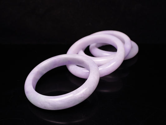 Lavender hues spreading jadeite bangle.