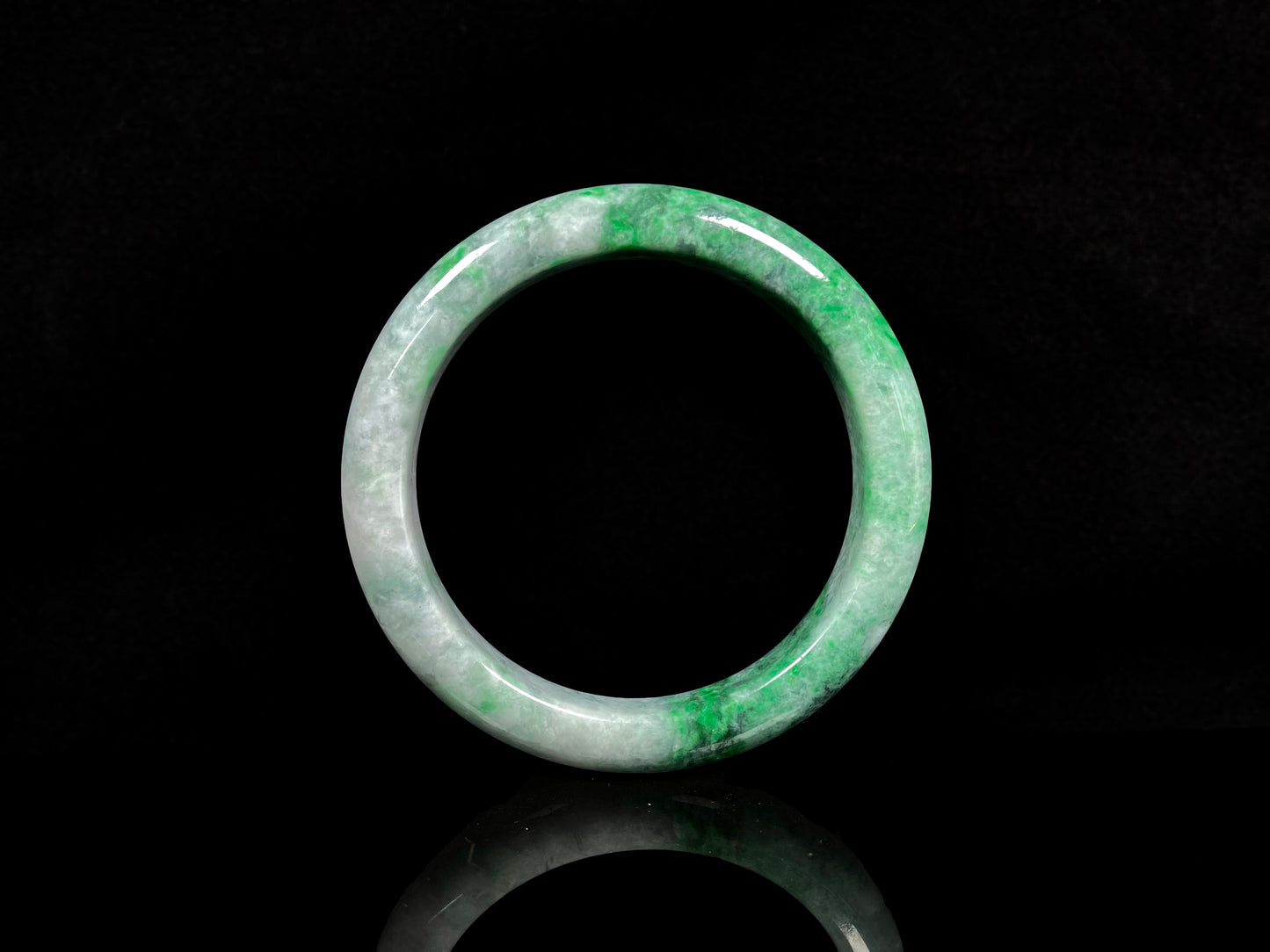 A white-base green-pattern jadeite bangles.