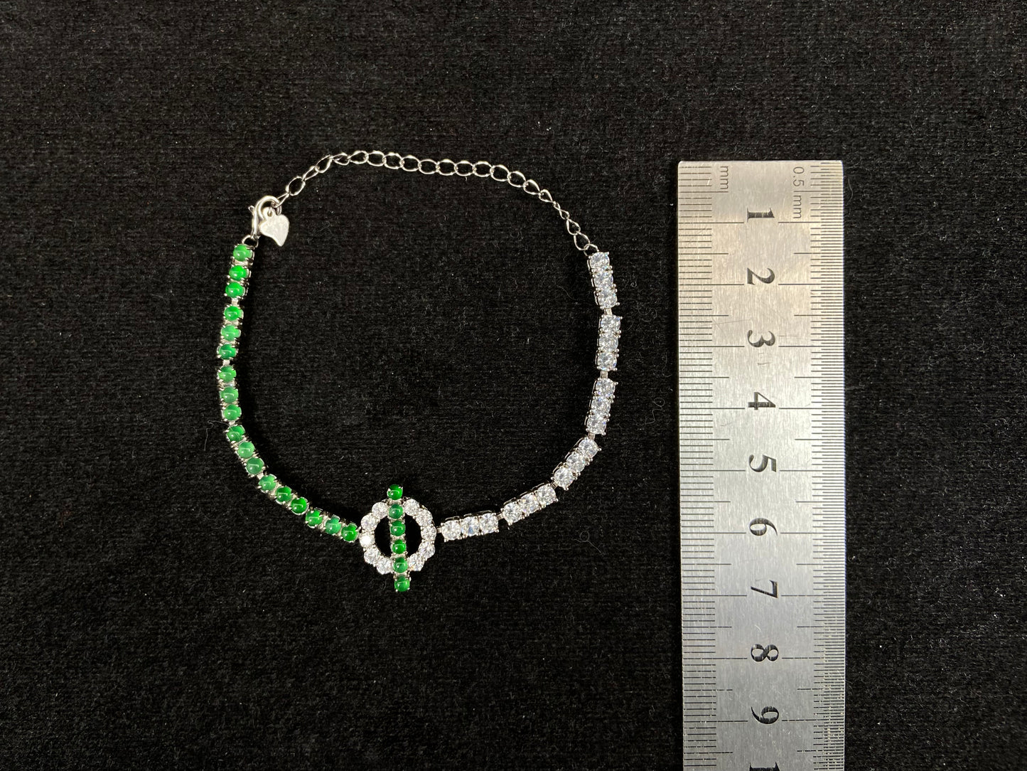 A refined green bead sparkle jadeite bracelet.