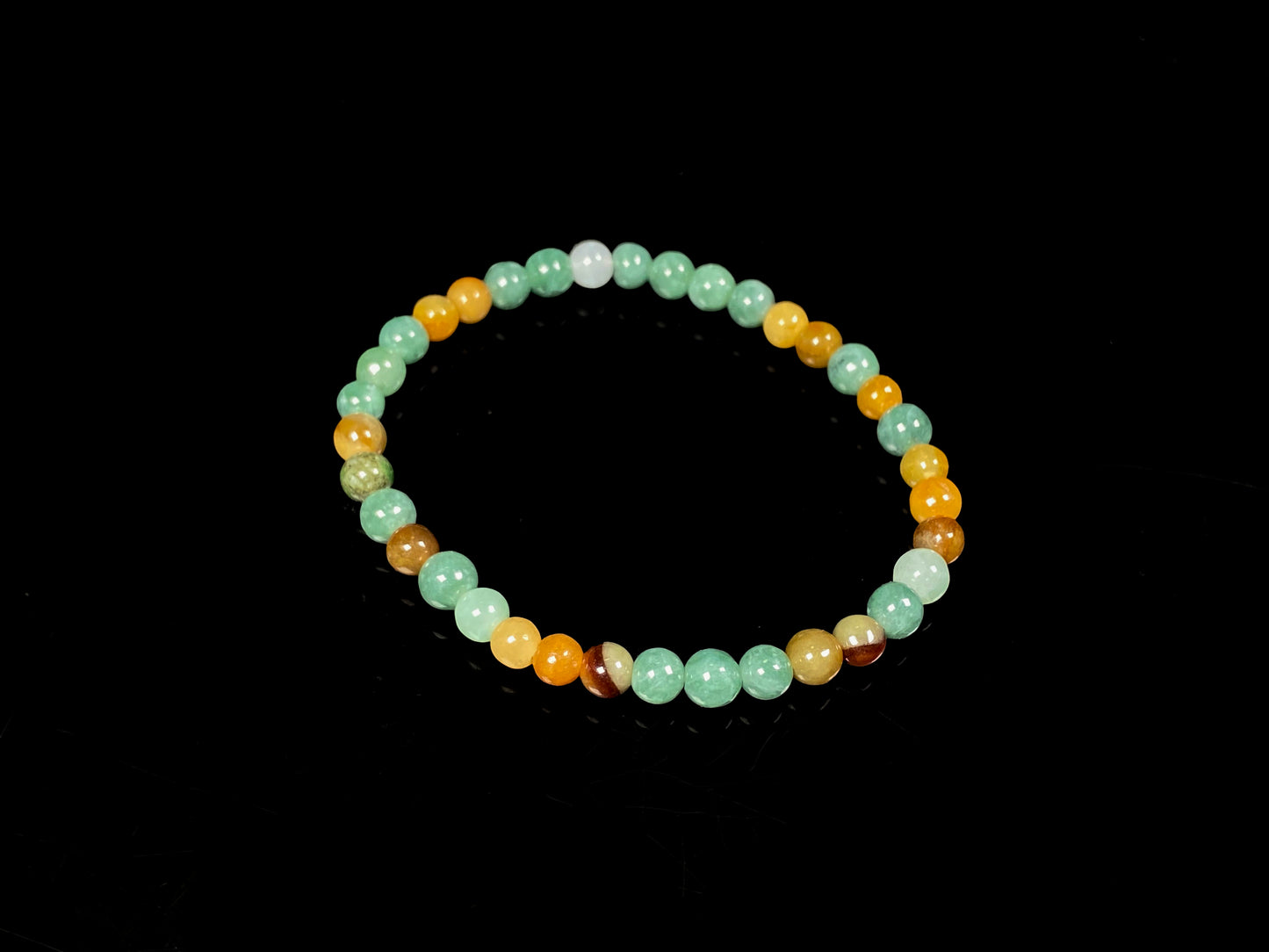 A dreamy green honey mix jadeite beads bracelet.