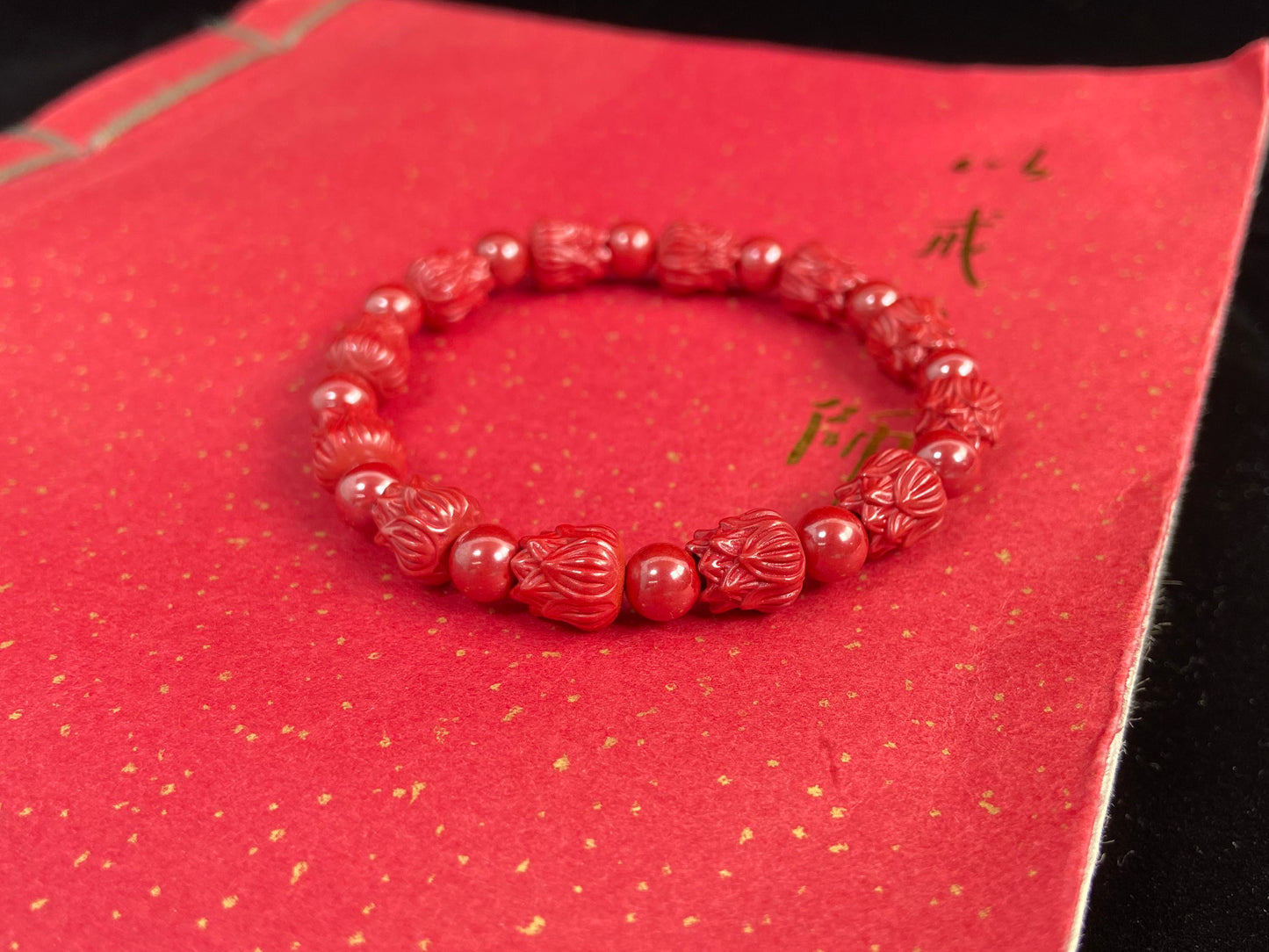 This cinnabar bracelet is composed of a turning bead and a lotus bead.