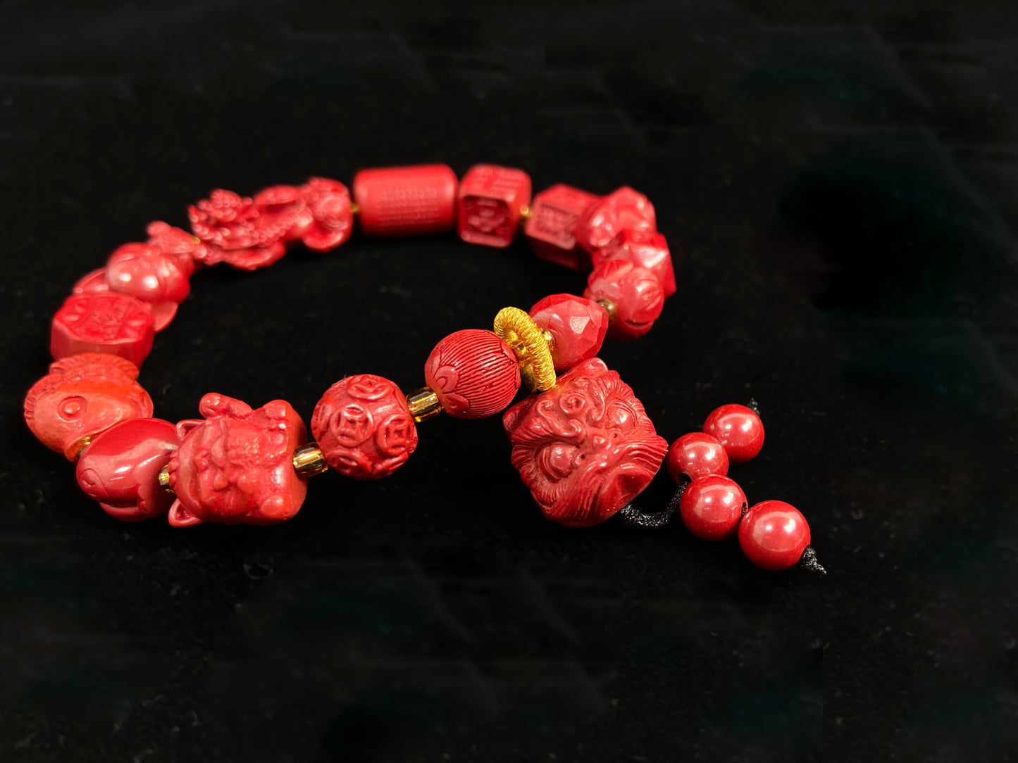 This cinnabar bracelet features various beads, such as coins, guardian lions, nine-tailed foxes, and more.