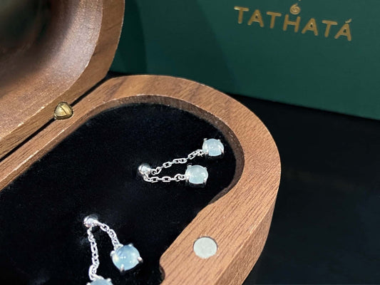 A clear water twin drops jadeite earring.