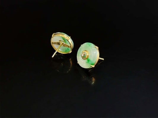 A breeze green peace discs jadeite earring.