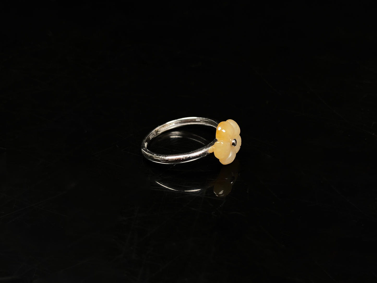 A honey yellow flower jadeite ring.