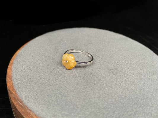 A honey yellow flower jadeite ring.
