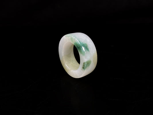 A floating yellow and green thumb ring jadeite ring.