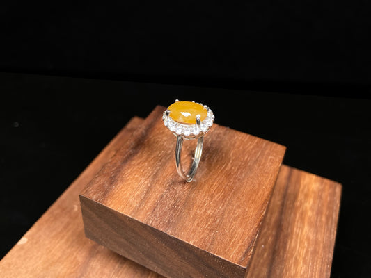 A golden osmanthus tone jadeite bangle.
