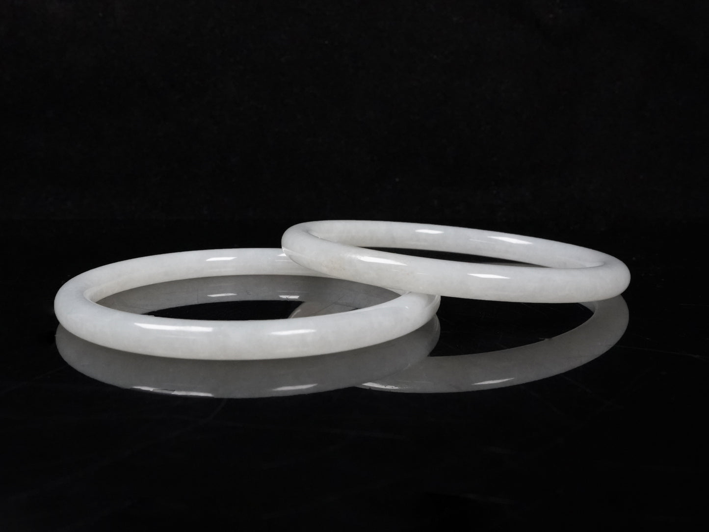 A pure white cloud pair jadeite bangle.