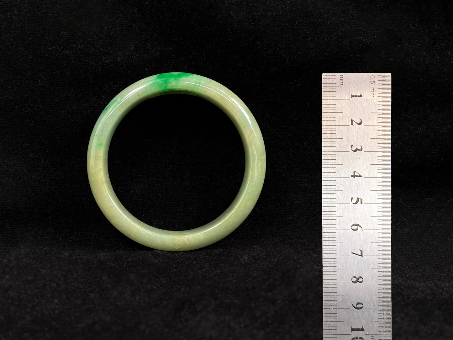Golden Sunbeam Yang Green Accent · Nature Burmese Jadeite Bangle (60mm)