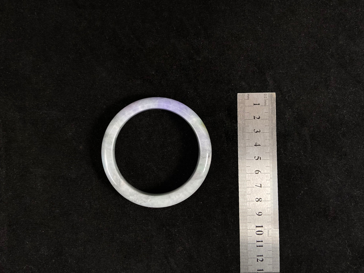 Spring Harmony · Tricolor Jadeite Peace Bangle (62mm)