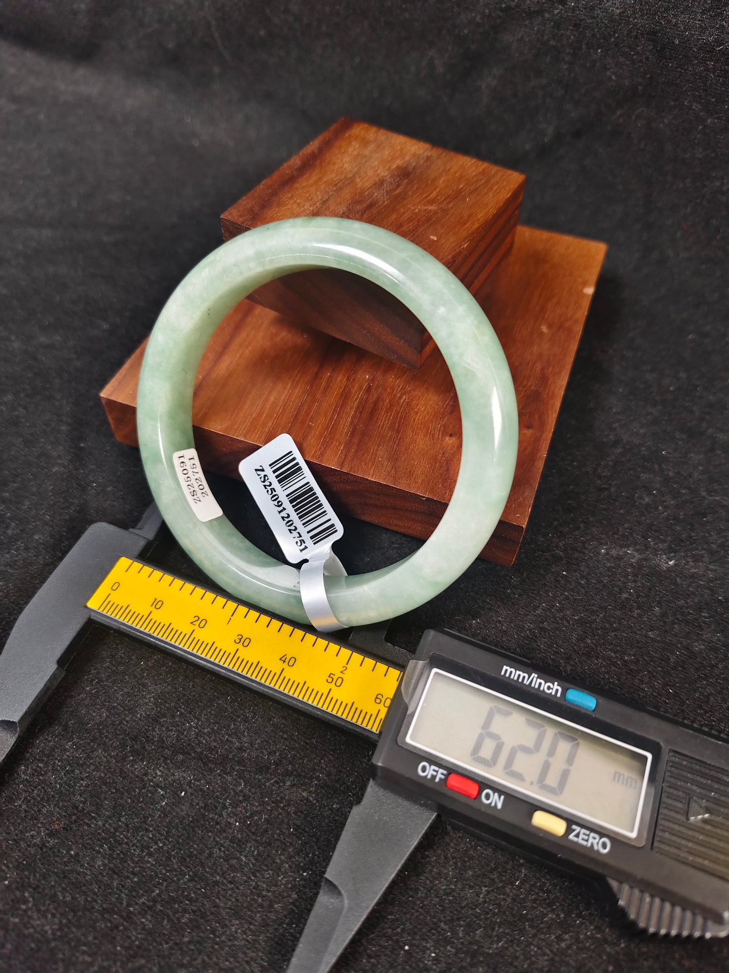 Single Green Vein  Bangle · Natural Burmese Jadeite Bangle (58mm)