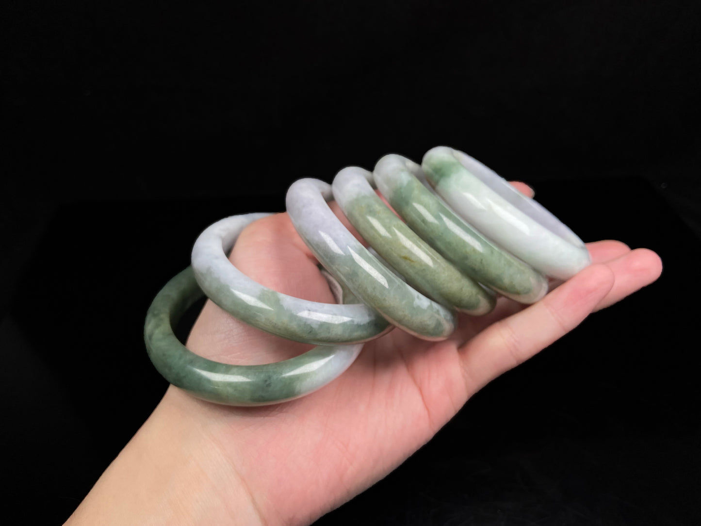 Snowy bamboo streaming lightly  jadeite bangles.