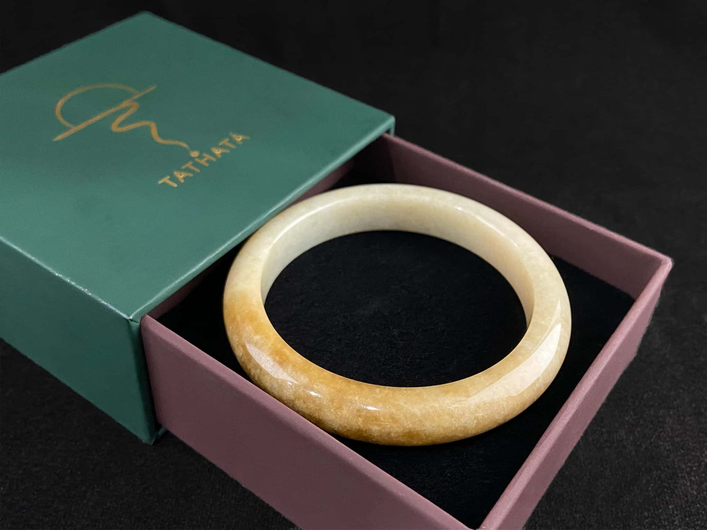 A cream honey gradient jadeite bangle.
