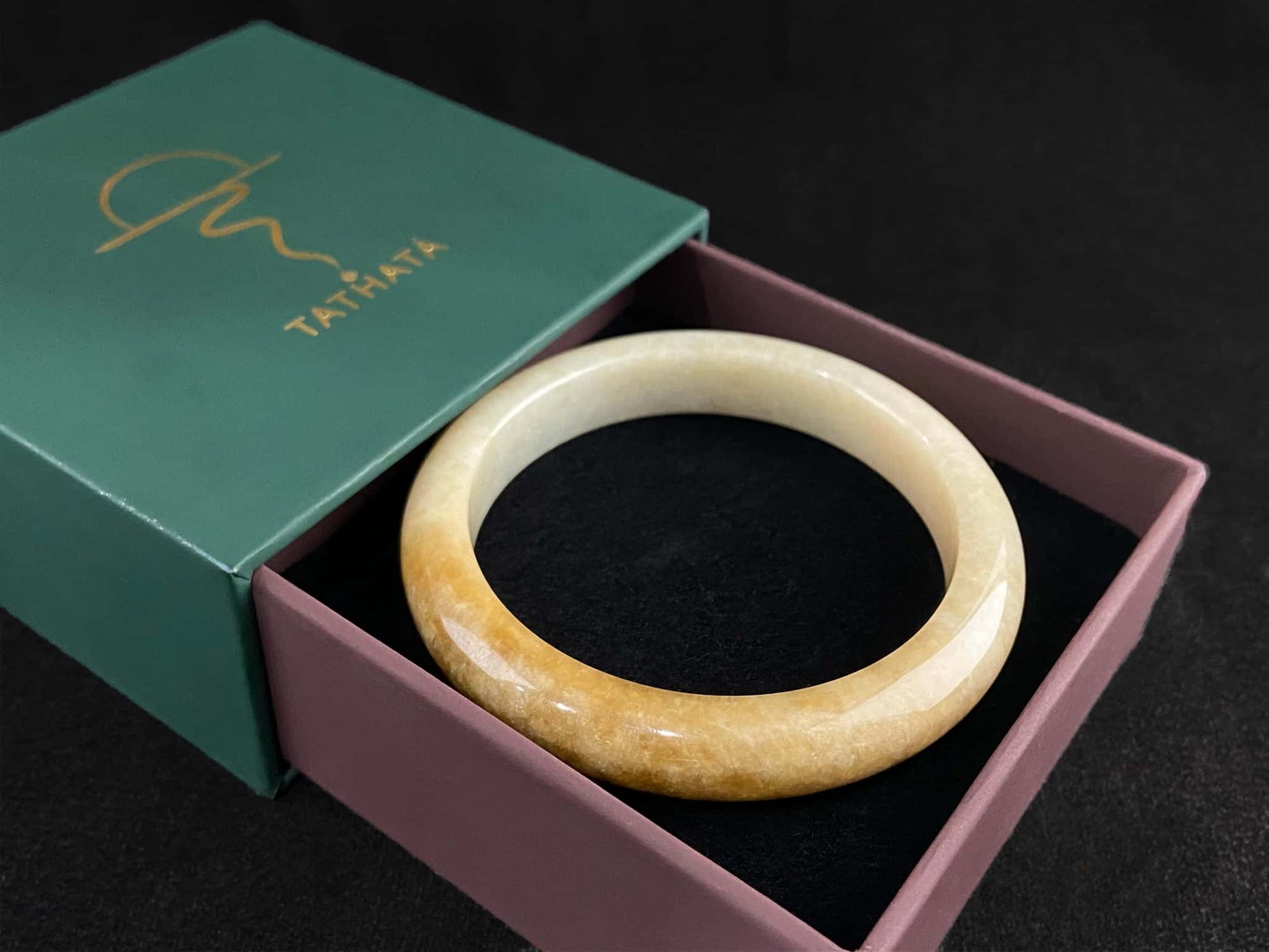 A cream honey gradient jadeite bangle.