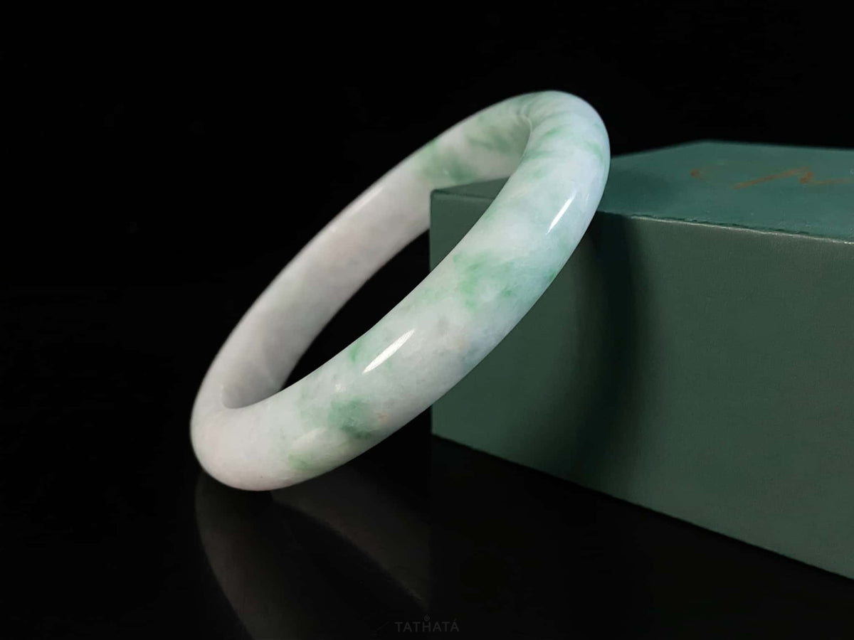 Breeze‑Kissed Emerald Streak · Nature Burmese Jadeite Peace Bangle