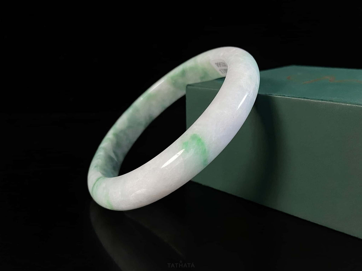 Breeze‑Kissed Emerald Streak · Nature Burmese Jadeite Peace Bangle