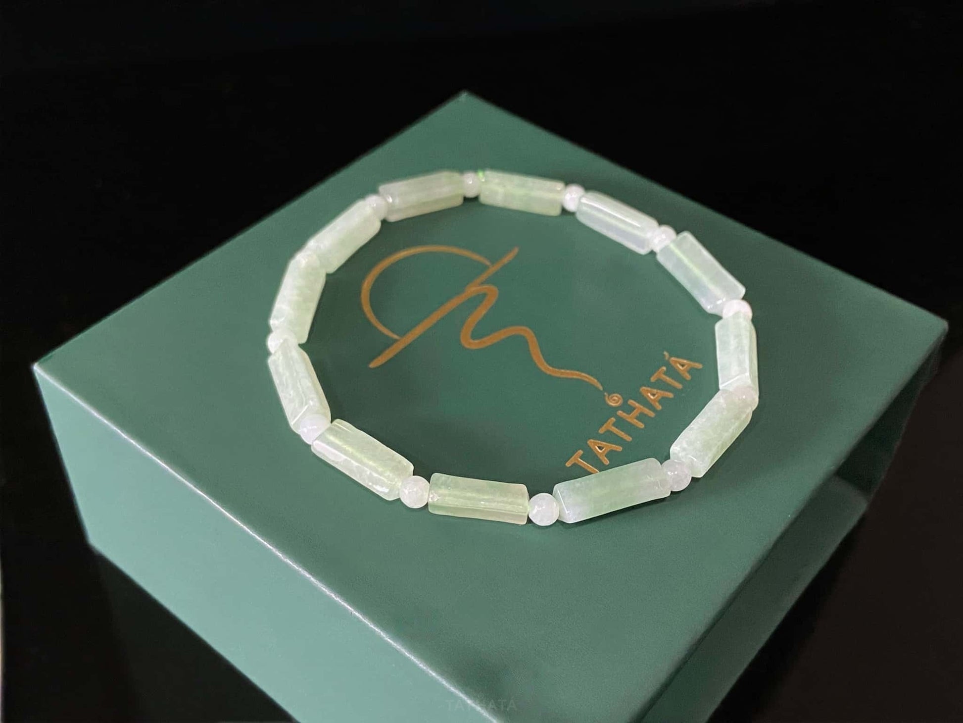 A mist green column jadeite beads bracelet.