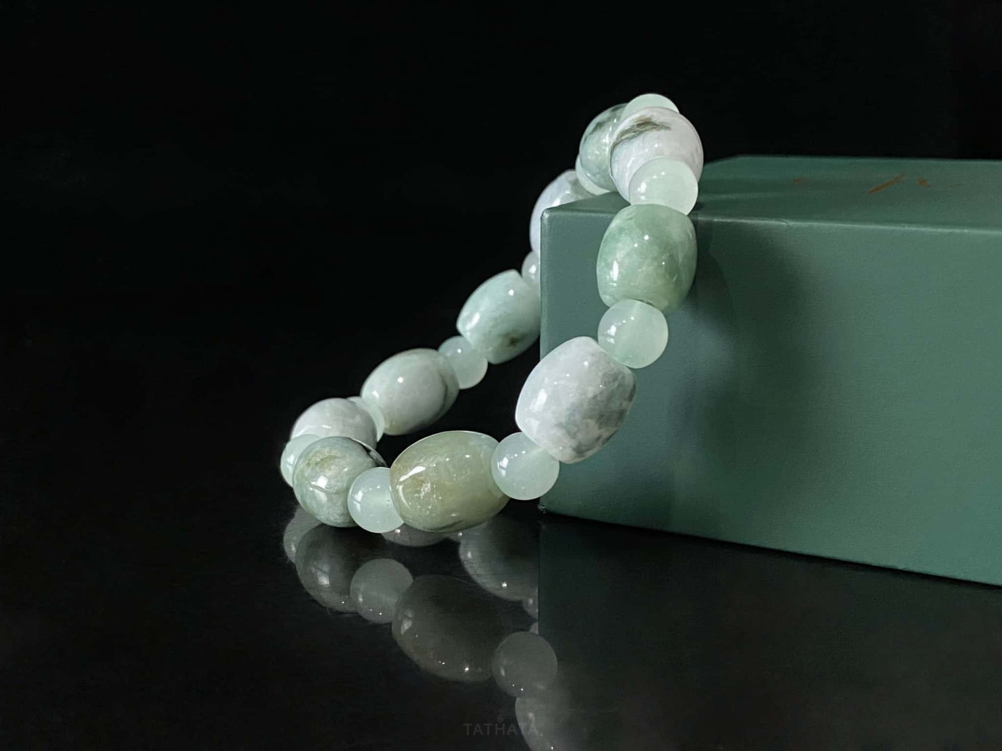 A floating mist barrel jadeite beads bracelet.