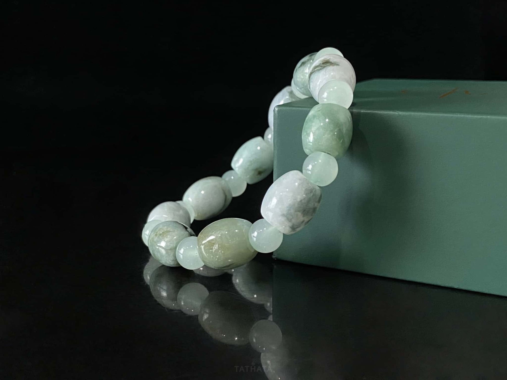 A floating mist barrel jadeite beads bracelet.