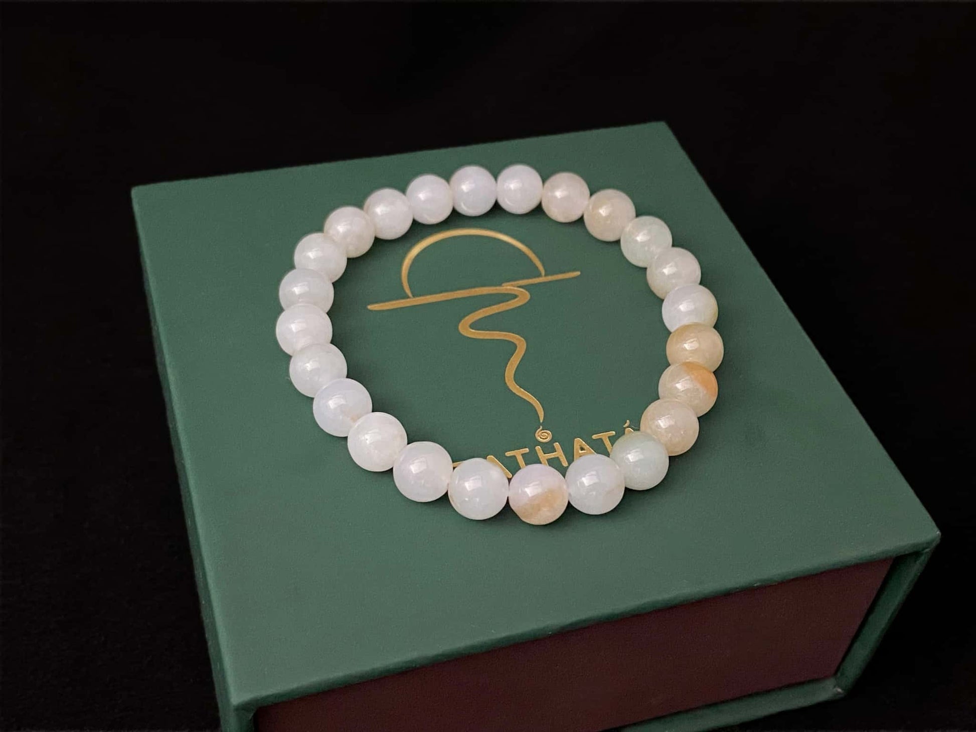 A milky golden hue jadeite beads bracelet.