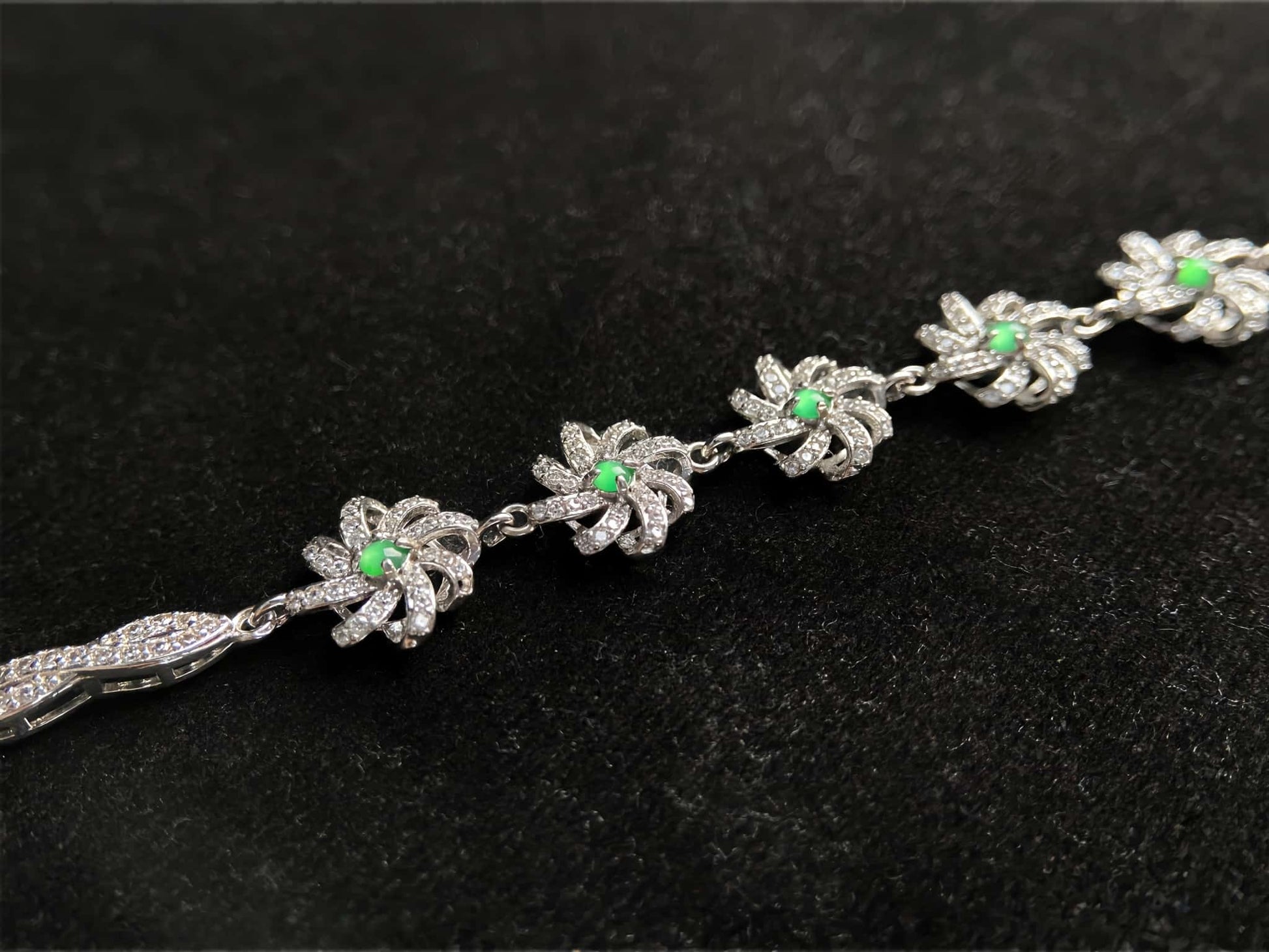 A lime green flowerburs jadeite bracelet.