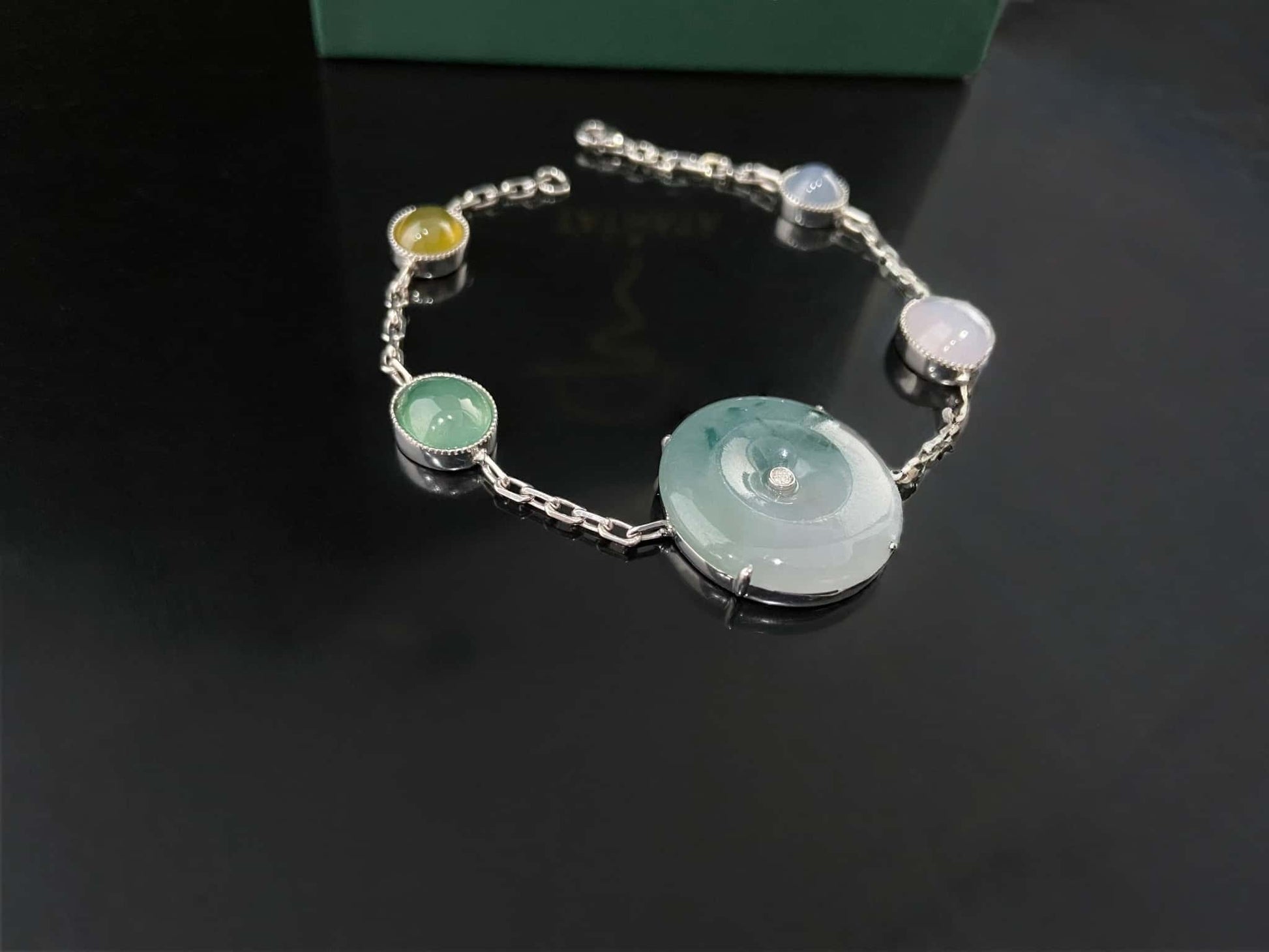 A dreamy peace garland jadeite  bracelet.