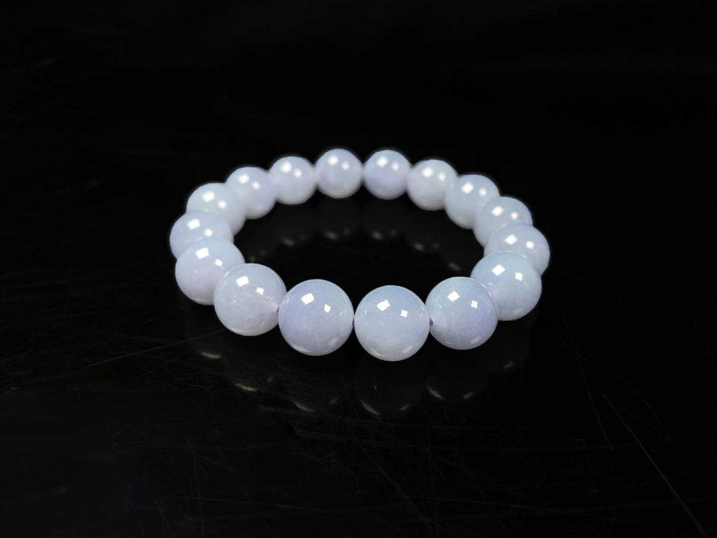 A pale lilac gleaming softly jadeite beads bracele.