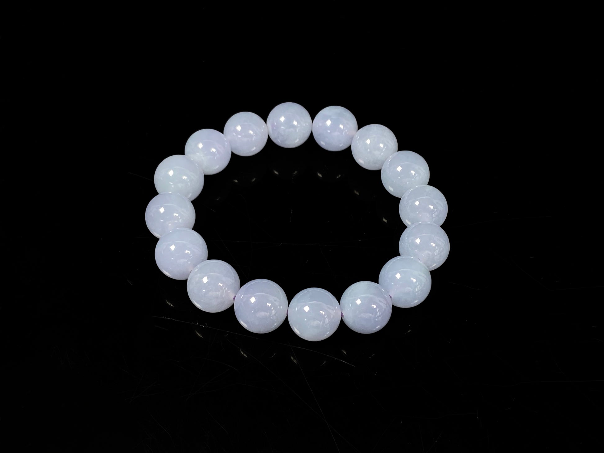 A pale lilac gleaming softly jadeite beads bracele.