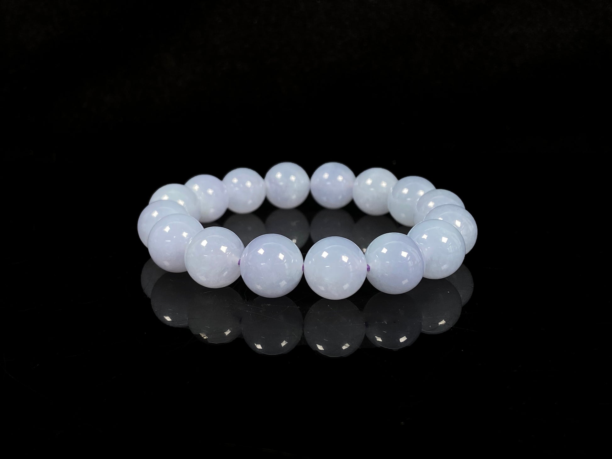 A pale lilac gleaming softly jadeite beads bracele.