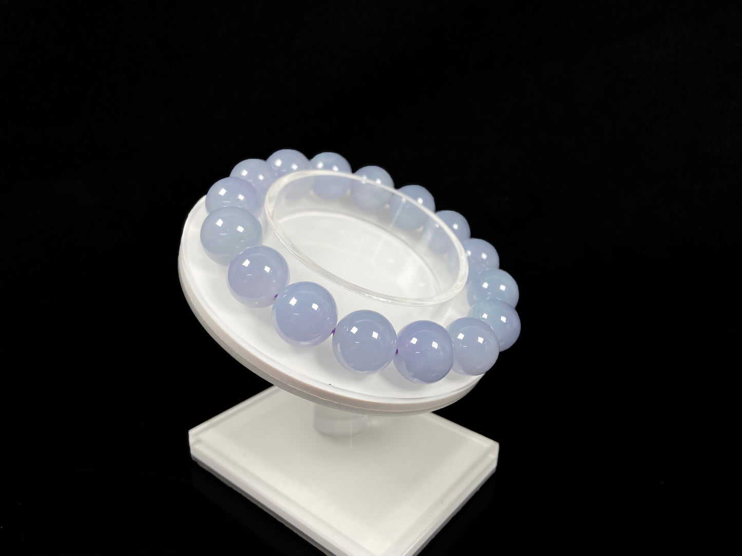 A pale lilac gleaming softly jadeite beads bracele.