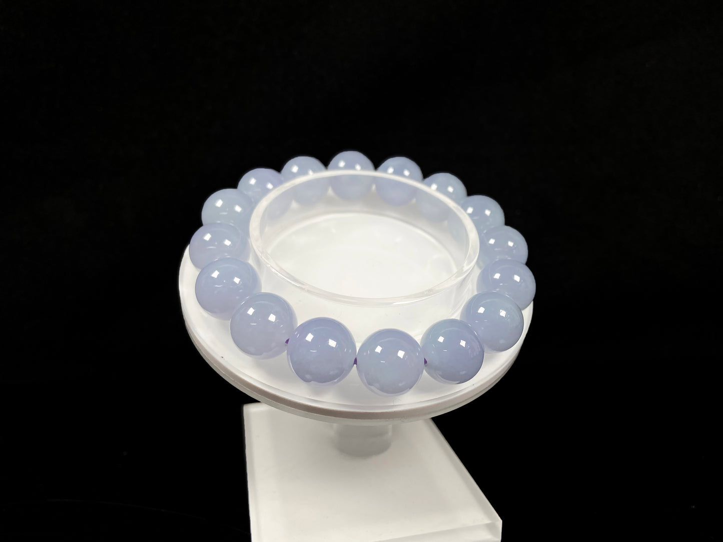 A pale lilac gleaming softly jadeite beads bracele.