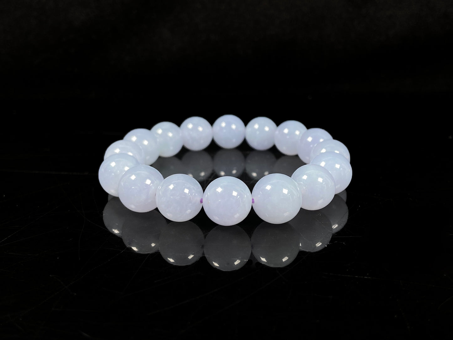 A pale lilac gleaming softly jadeite beads bracele.