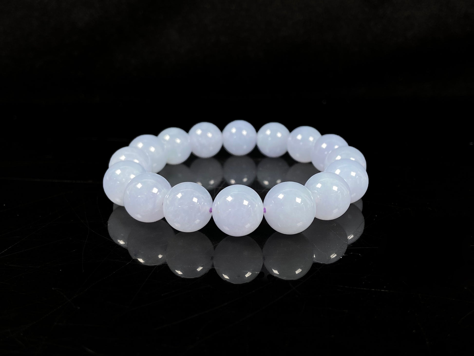 A pale lilac gleaming softly jadeite beads bracele.