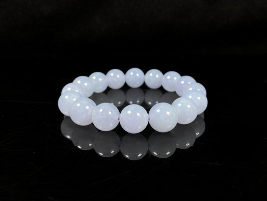 A pale lilac gleaming softly jadeite beads bracele.