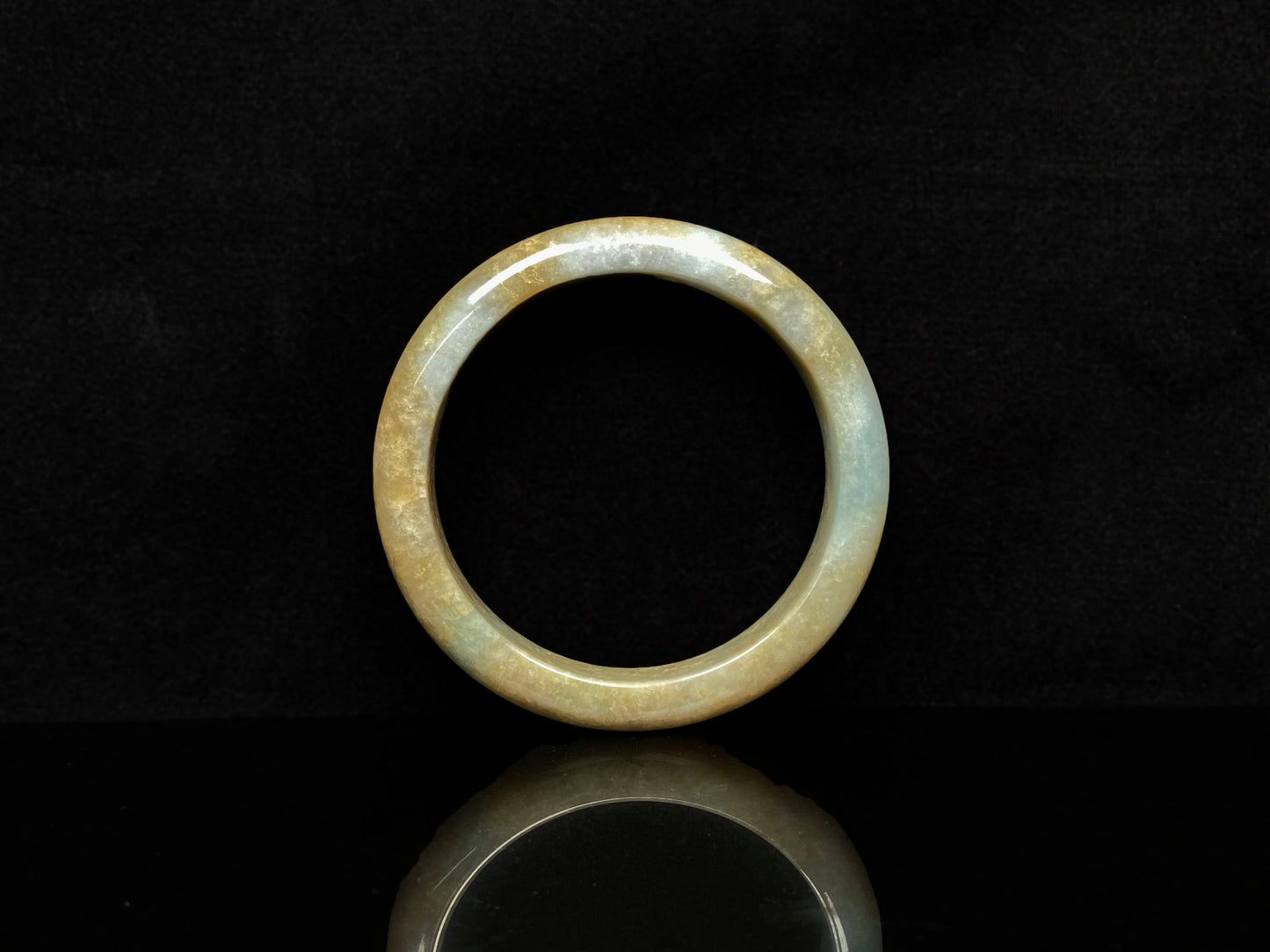 Golden shimmers sprinkling lightly jadeite bangle.