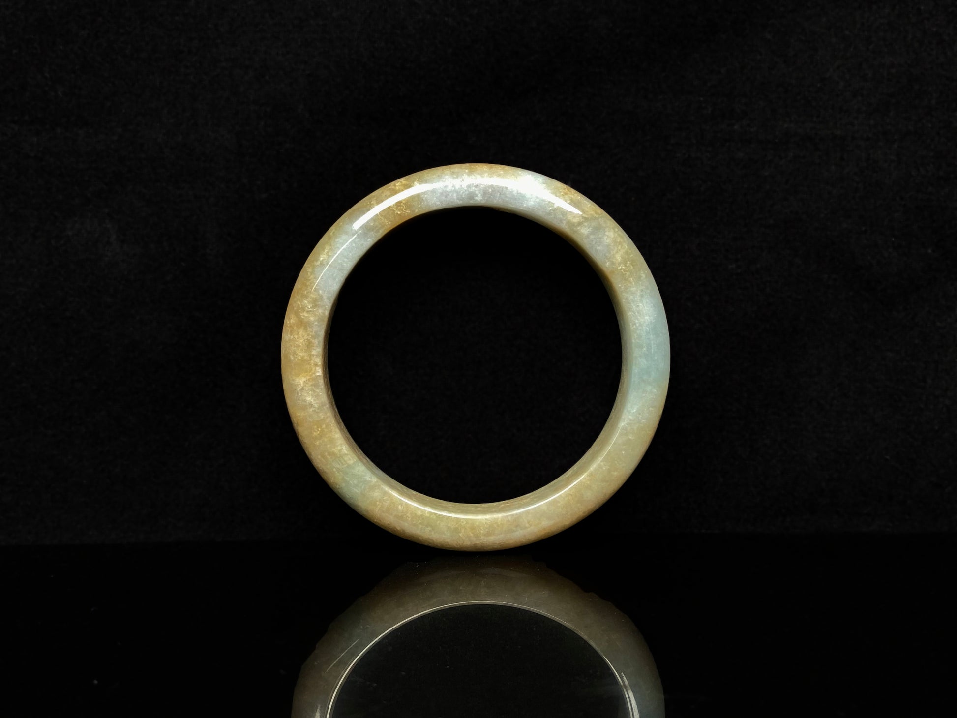 Golden shimmers sprinkling lightly jadeite bangle.
