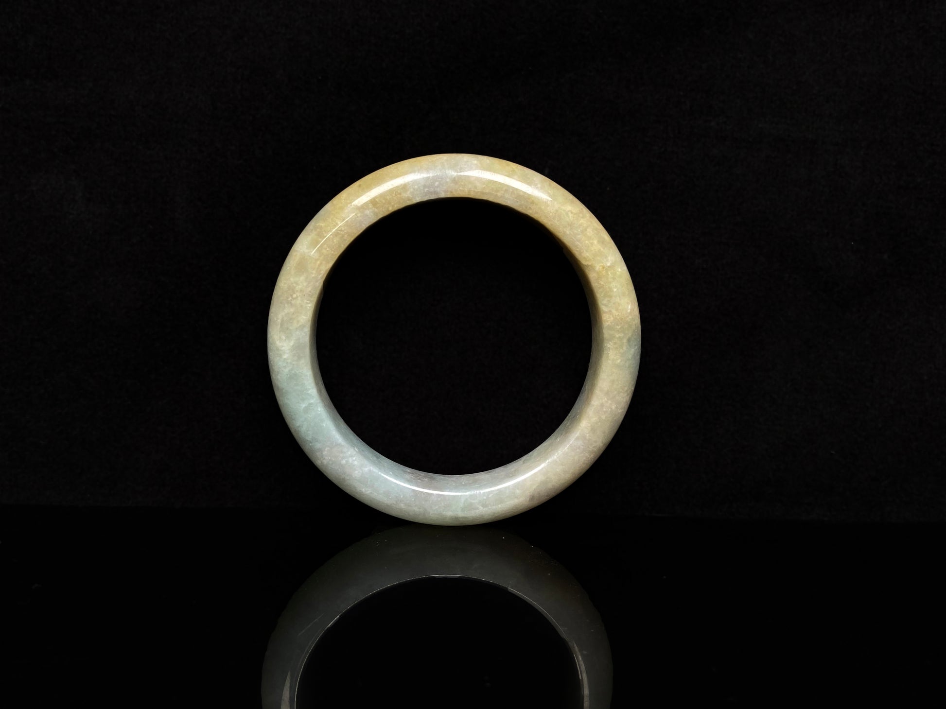 Golden shimmers sprinkling lightly jadeite bangle.