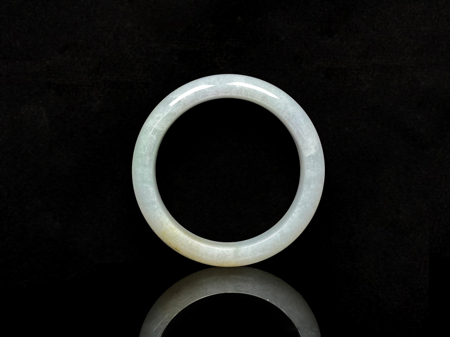 Golden shimmers sprinkling lightly jadeite bangle.