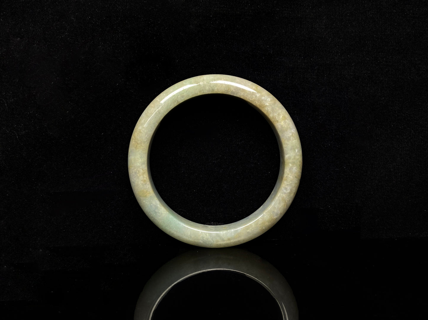 Golden shimmers sprinkling lightly jadeite bangle.