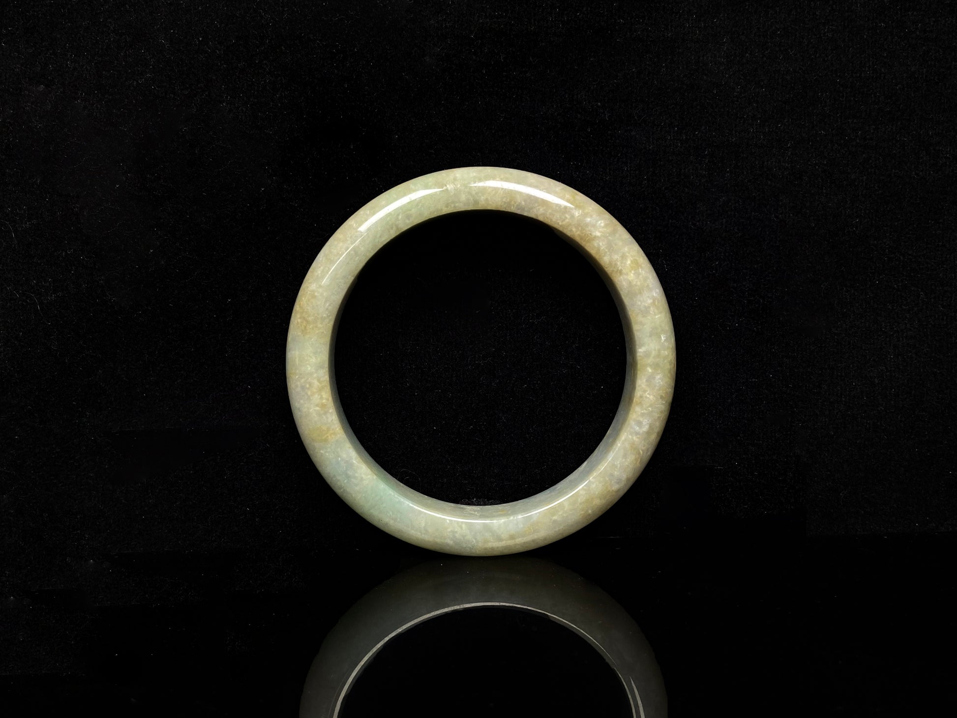 Golden shimmers sprinkling lightly jadeite bangle.