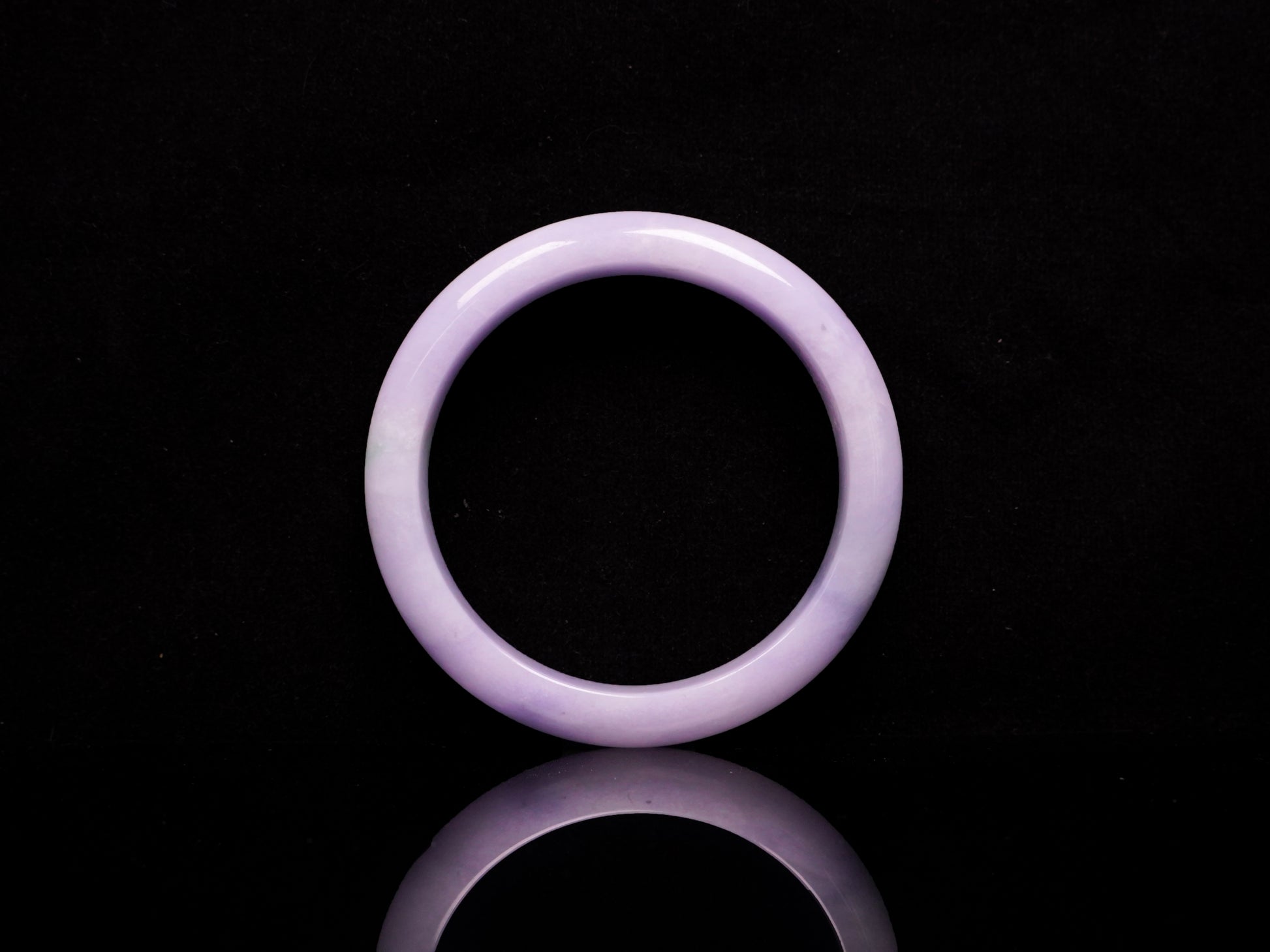Lavender hues spreading jadeite bangle.