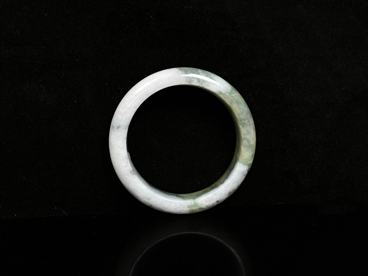A snowy bamboo streaming lightly  jadeite bangle.