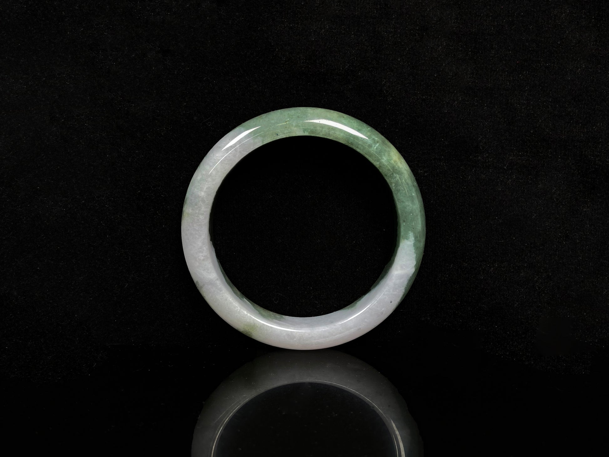A snowy bamboo streaming lightly  jadeite bangle.