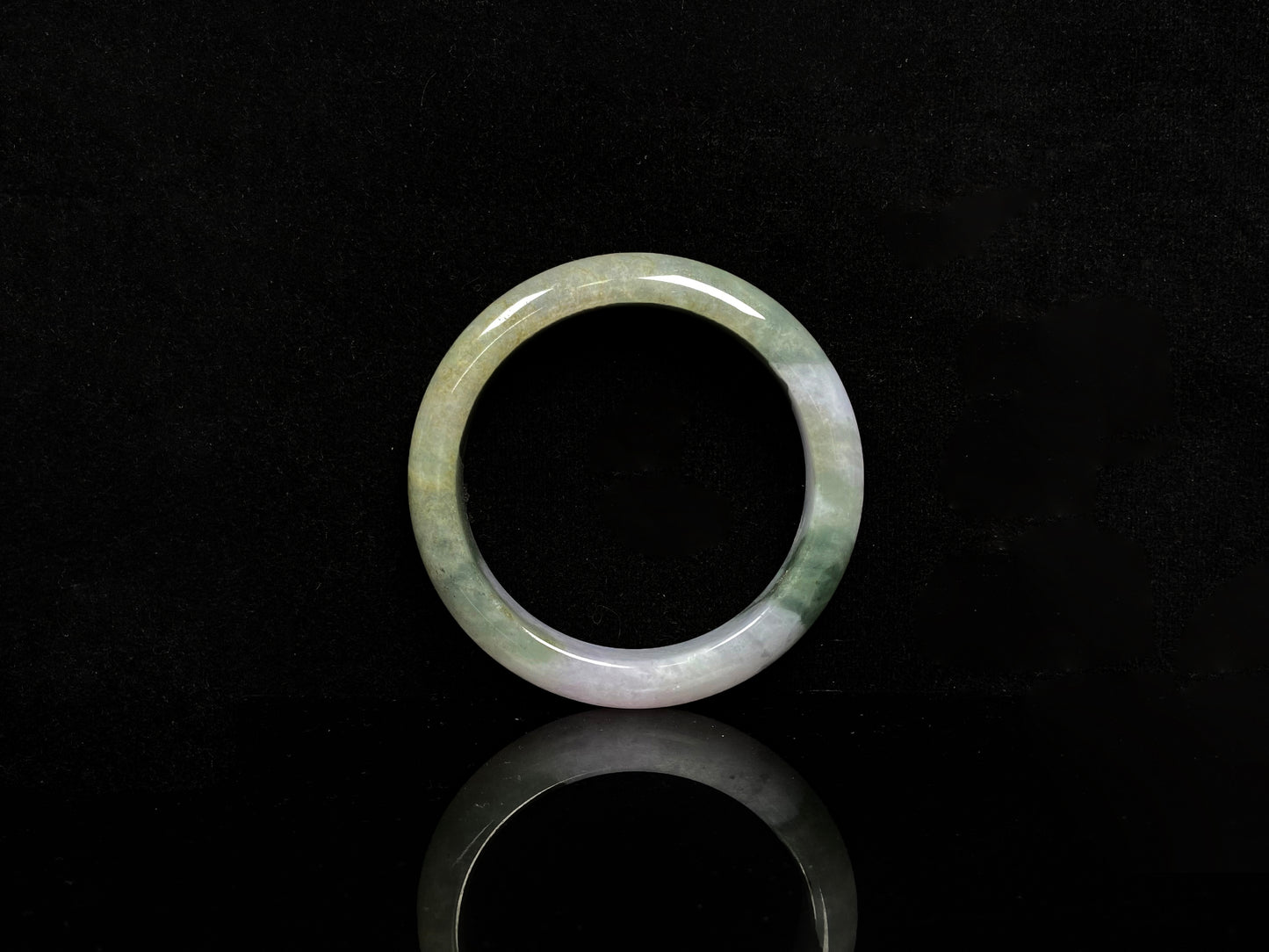 A snowy bamboo streaming lightly  jadeite bangle.