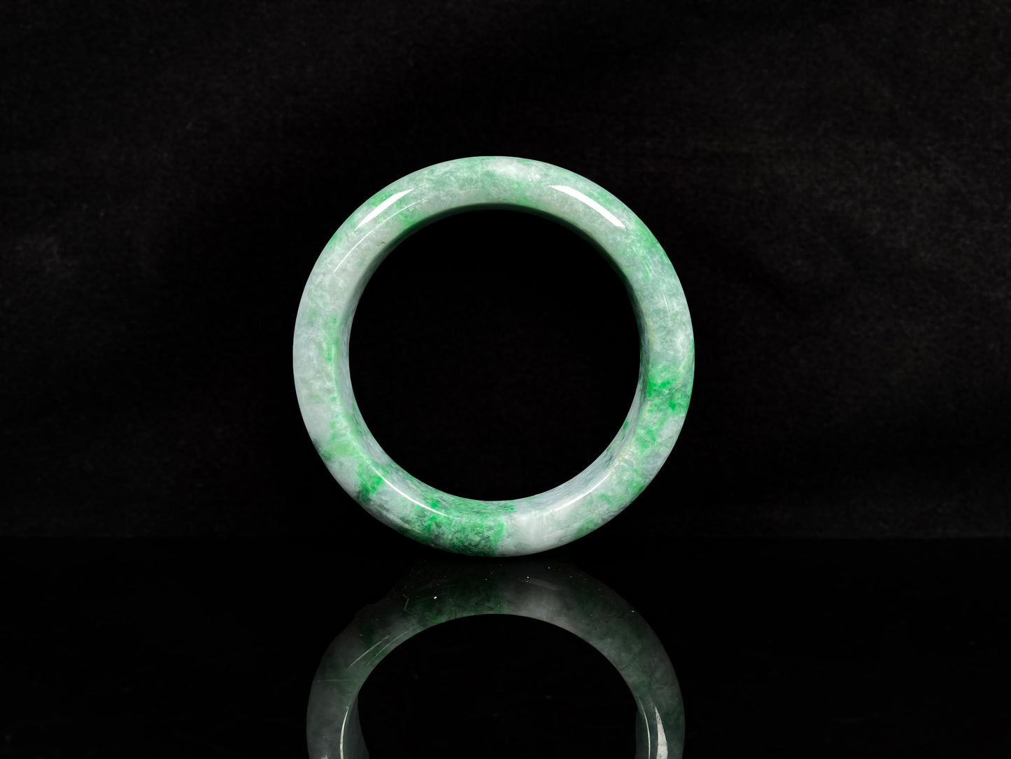 A white-base green-pattern jadeite bangles.