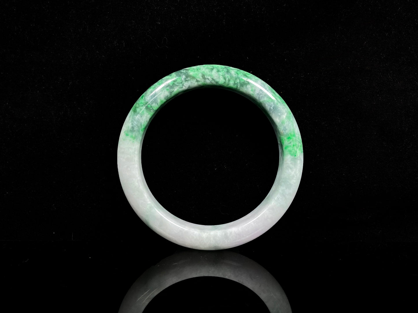 A white-base green-pattern jadeite bangles.