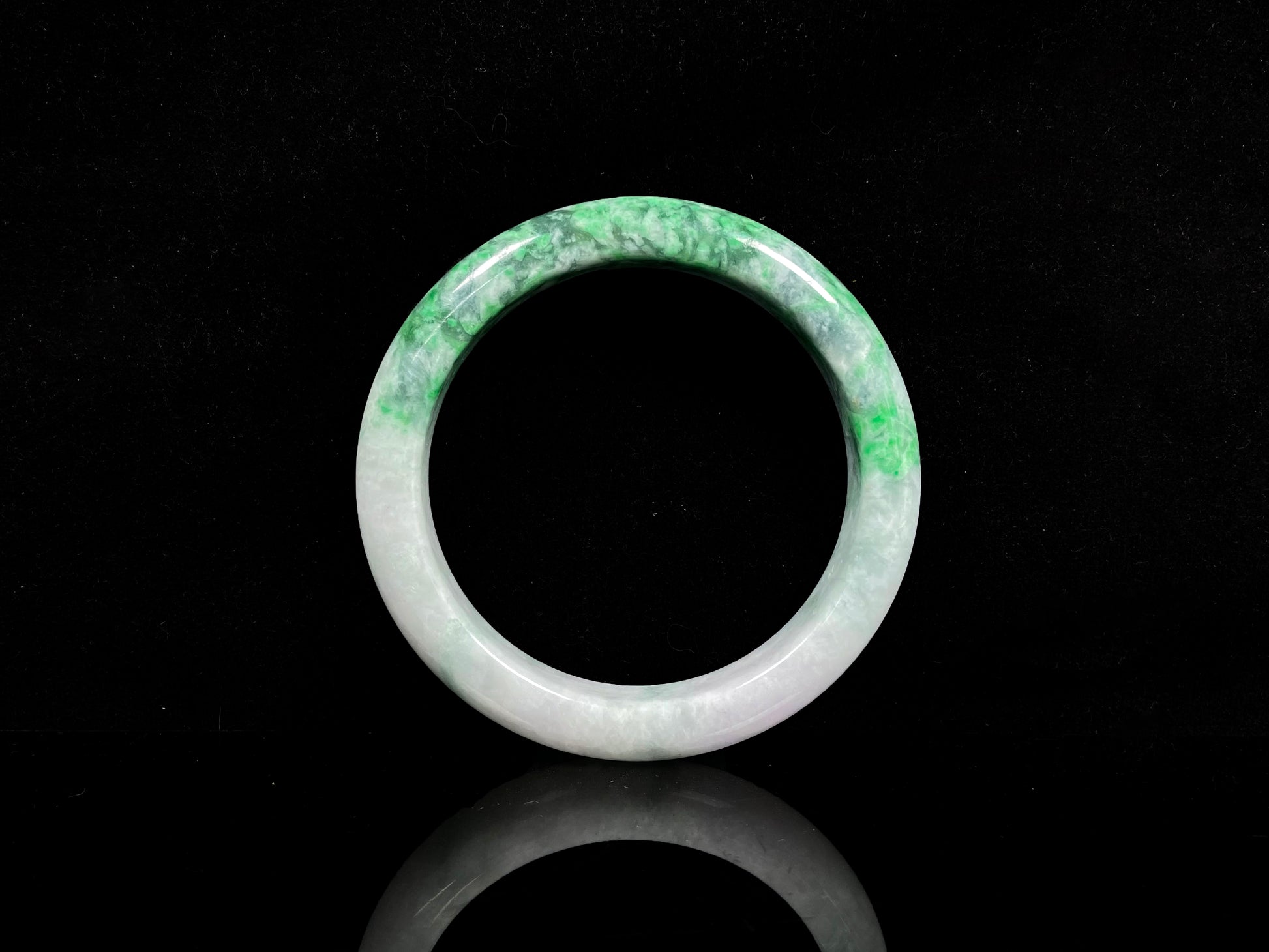 A white-base green-pattern jadeite bangles.
