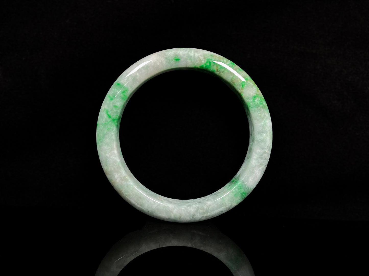 A white-base green-pattern jadeite bangles.